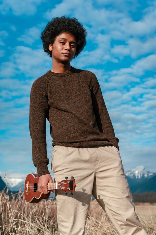 有关人, 垂直拍摄, 弦樂器的免费素材图片