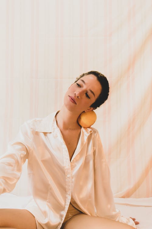 有关人, 坐, 垂直拍摄的免费素材图片