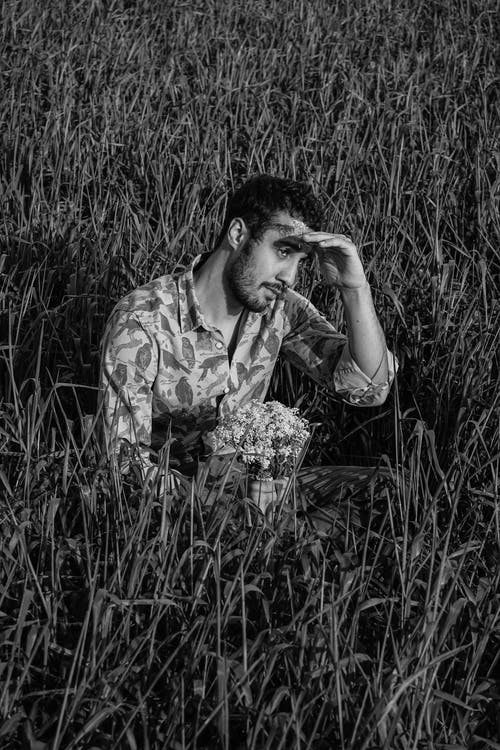 有关人, 單色, 坐的免费素材图片