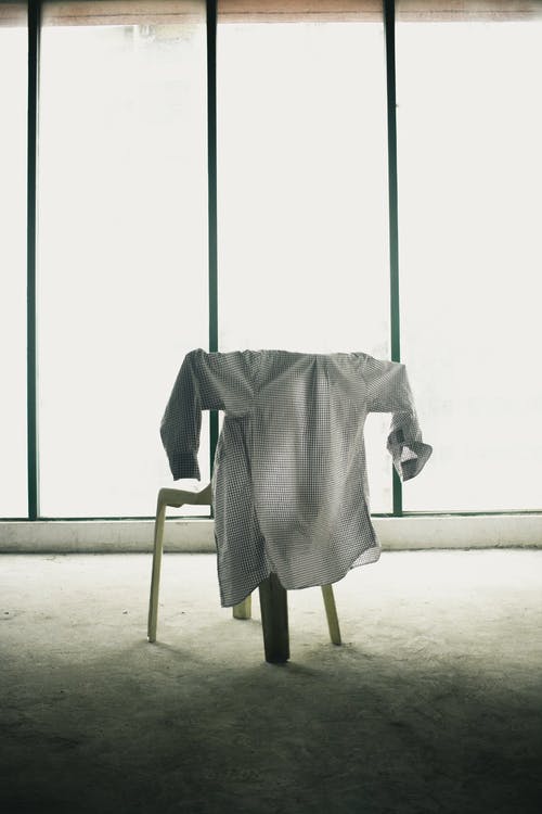 白天在窗户前挂着浴袍的椅子 · 免费素材图片