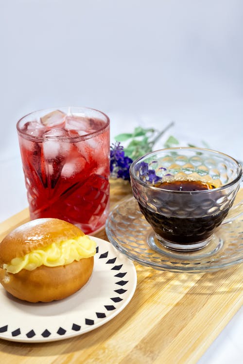 有关垂直拍摄, 木托盤, 杯子和碟子的免费素材图片