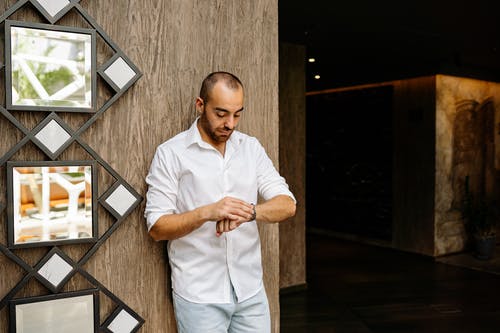 有关人, 握住, 木牆的免费素材图片