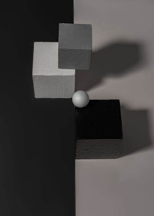 黑色和白色木制积木 · 免费素材图片