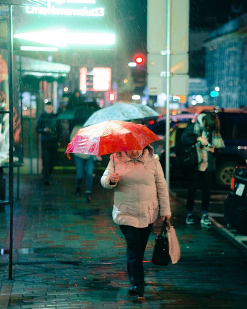 有关streetphotography, 偶然的人, 壞天氣的免费素材图片