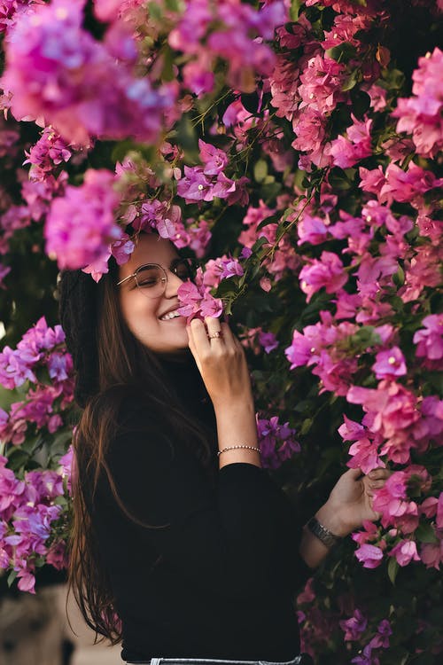 有关九重葛, 人, 垂直拍摄的免费素材图片