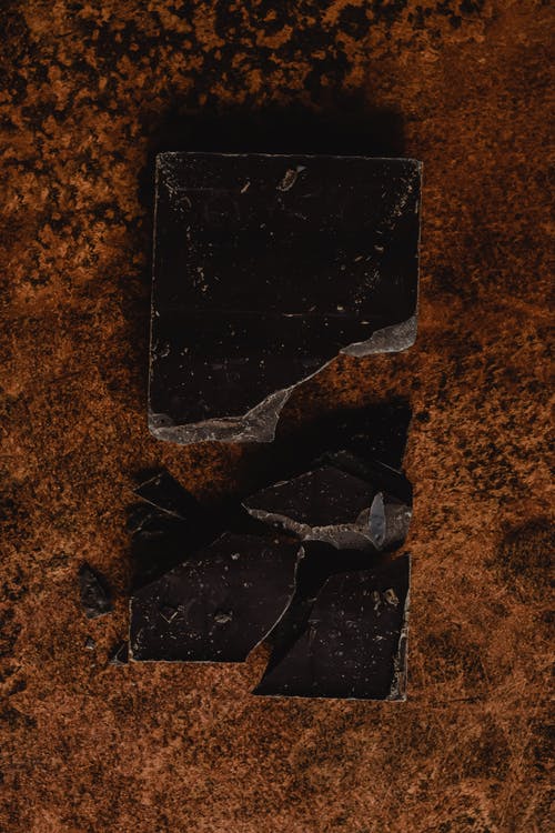 棕色表面上的黑色智能手机 · 免费素材图片