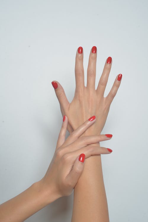 红色指甲和红色指甲的女人 · 免费素材图片