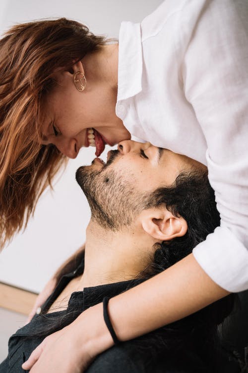白衬衫接吻的女人男人的脸颊 · 免费素材图片