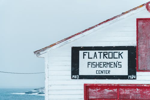 有关小屋, 屋頂, 標誌的免费素材图片