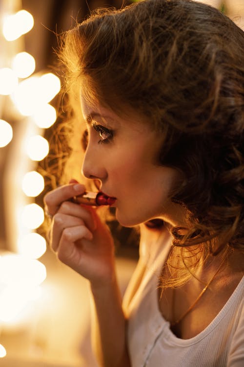 有关側面圖, 口紅, 咖啡色頭髮的女人的免费素材图片