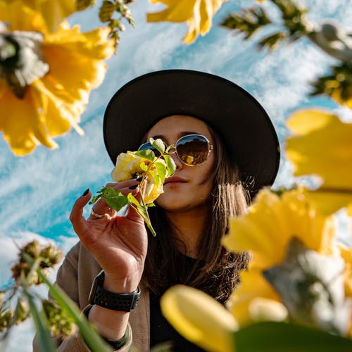 有关低角度拍攝, 墨鏡, 天空的免费素材图片