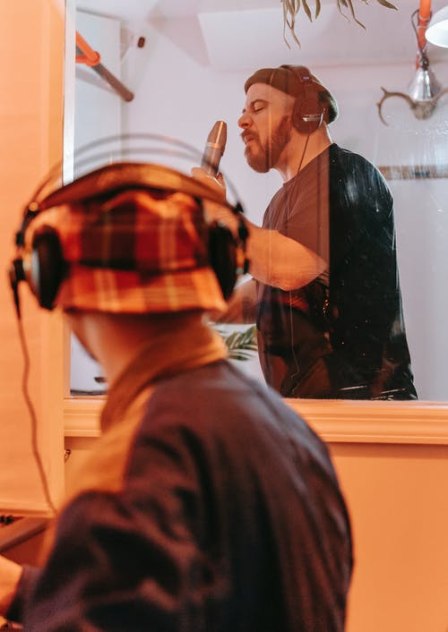 有关人, 唱歌, 垂直拍摄的免费素材图片