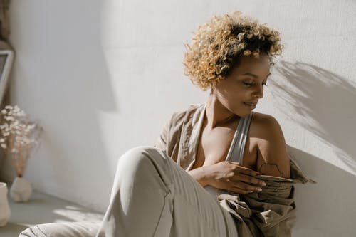 有关坐, 室內, 拍照片的免费素材图片