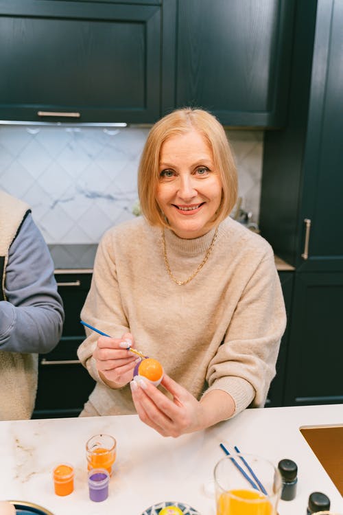 有关垂直拍摄, 女人, 復活節彩蛋的免费素材图片