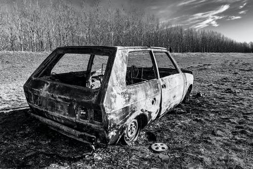 旅行车的灰度照片 · 免费素材图片