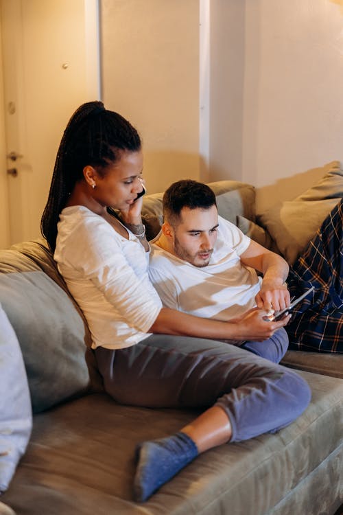 有关一對, 坐, 垂直拍摄的免费素材图片