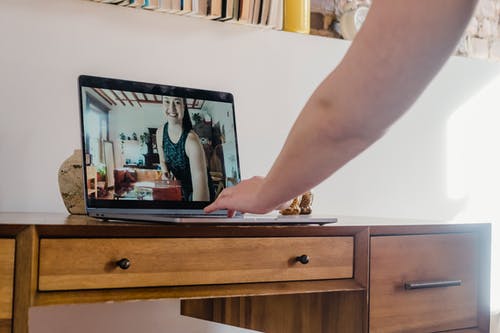 有关女人, 室內, 家具的免费素材图片