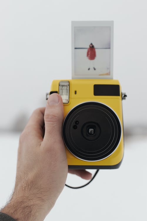 有关即时照片, 垂直拍摄, 手的免费素材图片