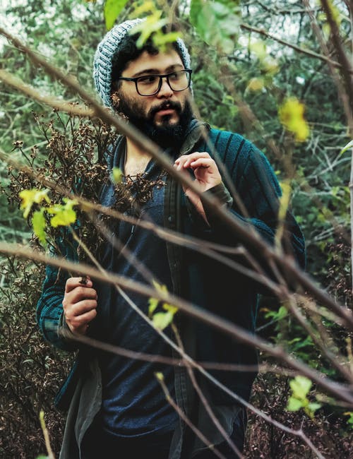 有关（頂部有小羊毛球的）羊毛帽子, 中等特写, 人的免费素材图片