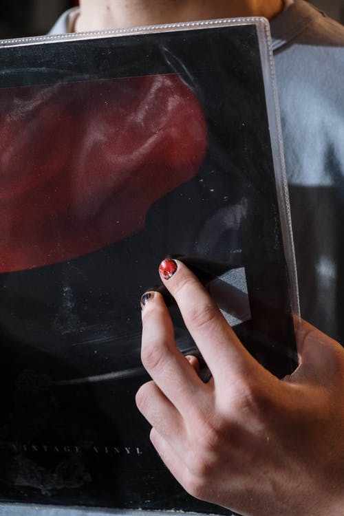 有关修剪指甲, 垂直拍摄, 握住的免费素材图片