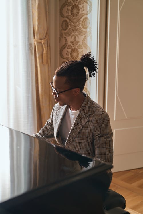 有关人, 坐, 垂直拍摄的免费素材图片