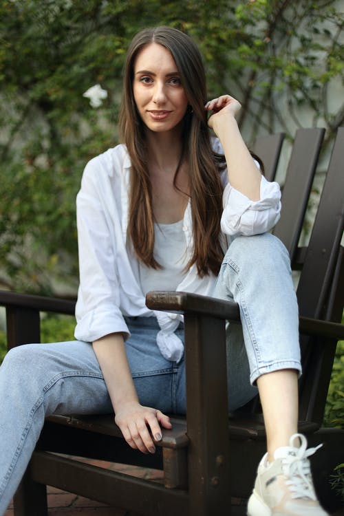 有关坐, 垂直拍摄, 女人的免费素材图片