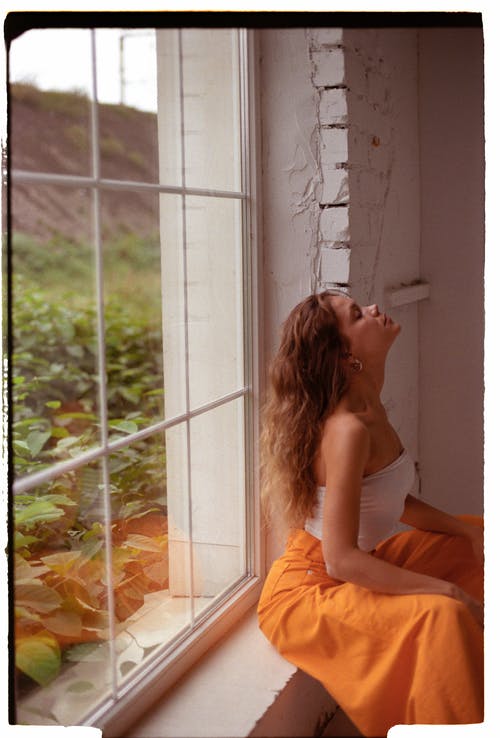 有关側面圖, 咖啡色頭髮的女人, 坐的免费素材图片