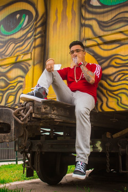 有关人, 坐, 垂直拍摄的免费素材图片