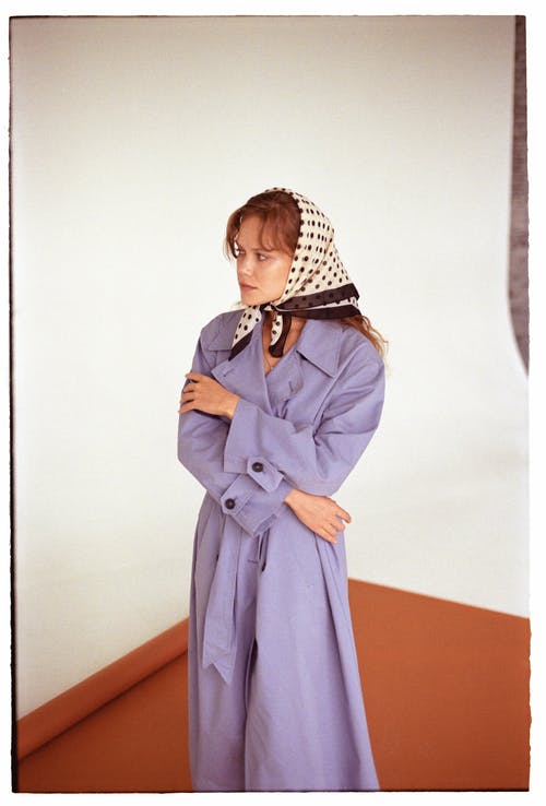 有关光鮮亮麗, 冬季, 双臂交叉的免费素材图片