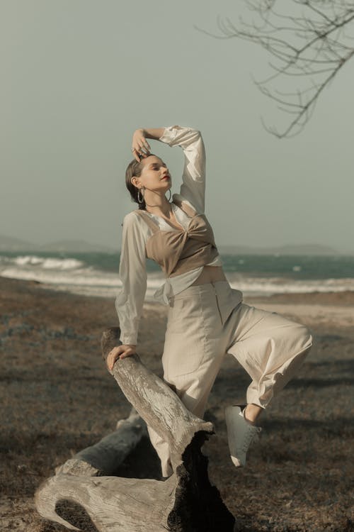 站在浮木附近的女人 · 免费素材图片
