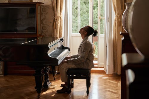 有关人, 向上看, 坐的免费素材图片