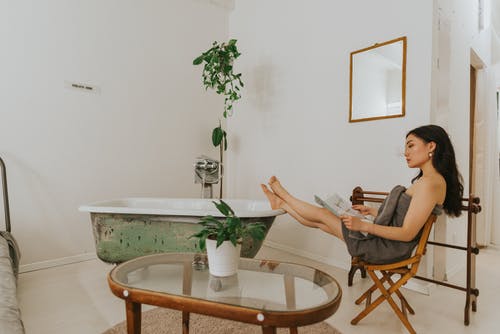 坐在棕色木椅上的黑色t恤的男人 · 免费素材图片