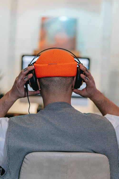 有关（頂部有小羊毛球的）羊毛帽子, 傾聽, 後視圖的免费素材图片