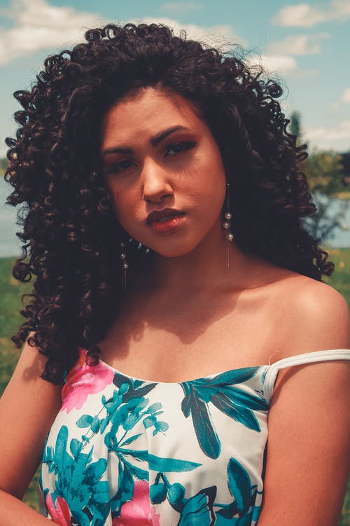 有关垂直拍摄, 女人, 年輕的免费素材图片