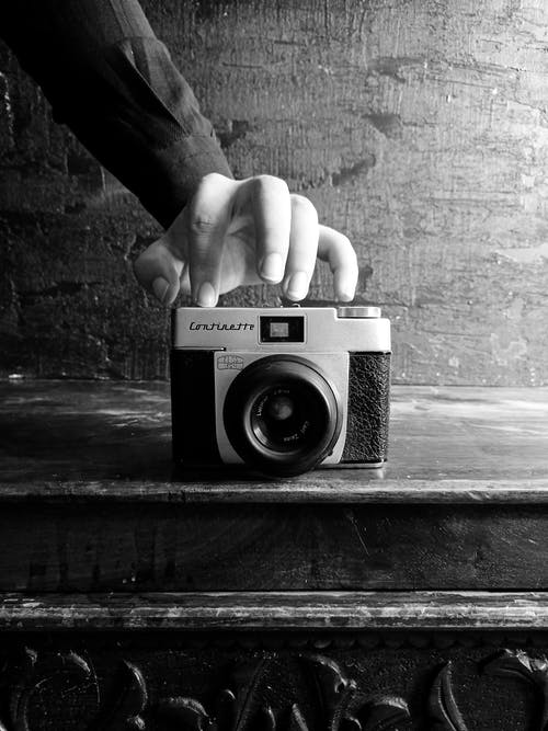 有关單色, 垂直拍摄, 手的免费素材图片