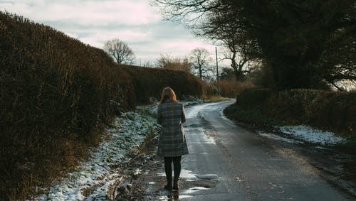 有关乡村小路, 冷, 大衣的免费素材图片
