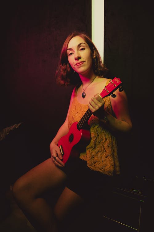 有关四弦琴, 坐, 垂直拍摄的免费素材图片