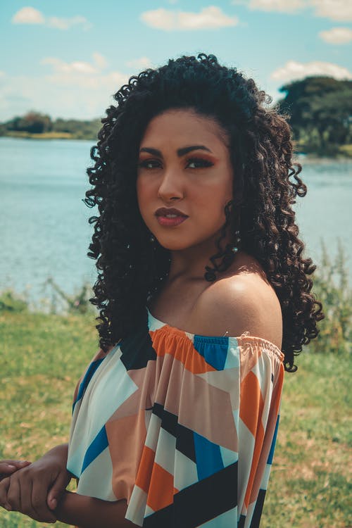 有关垂直拍摄, 女人, 年輕的免费素材图片