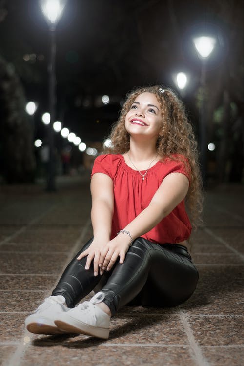 有关坐下, 垂直拍摄, 女人的免费素材图片