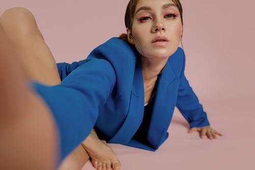 有关女人, 工作室拍摄, 年輕的免费素材图片