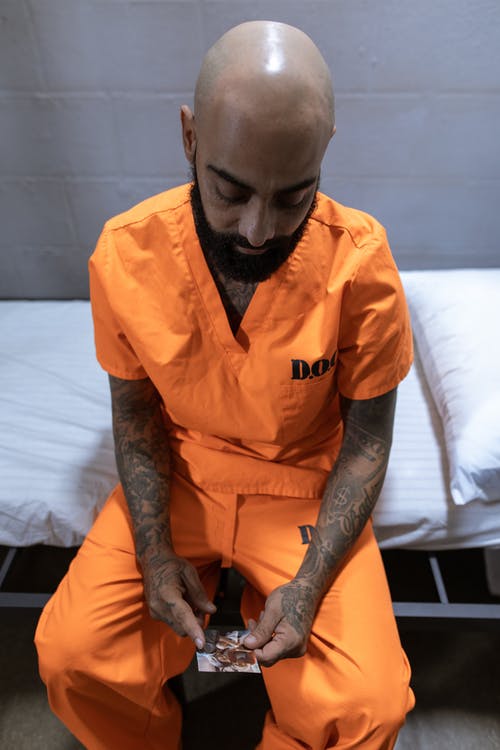 橙色纽扣衬衫的男人 · 免费素材图片