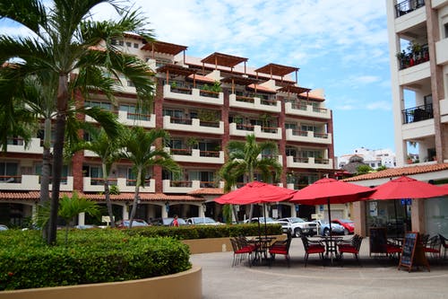 有关停車場, 公寓, 店面的免费素材图片