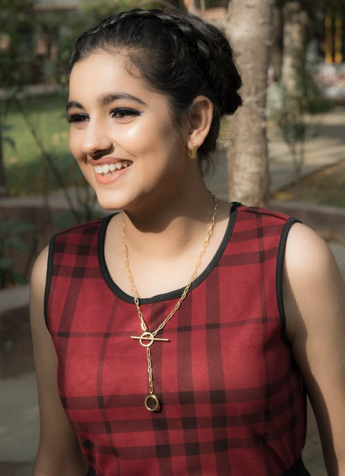 有关垂直拍摄, 年輕, 微笑的免费素材图片