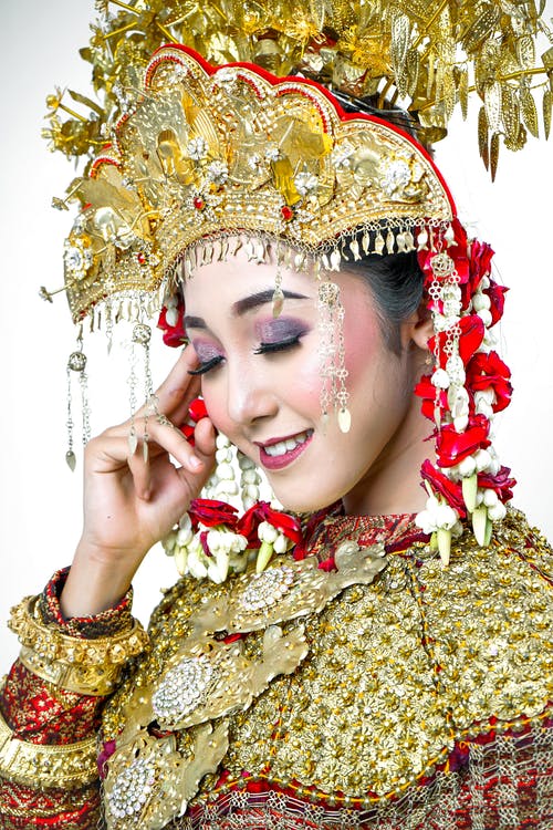 金色和红色的花头巾的女人 · 免费素材图片