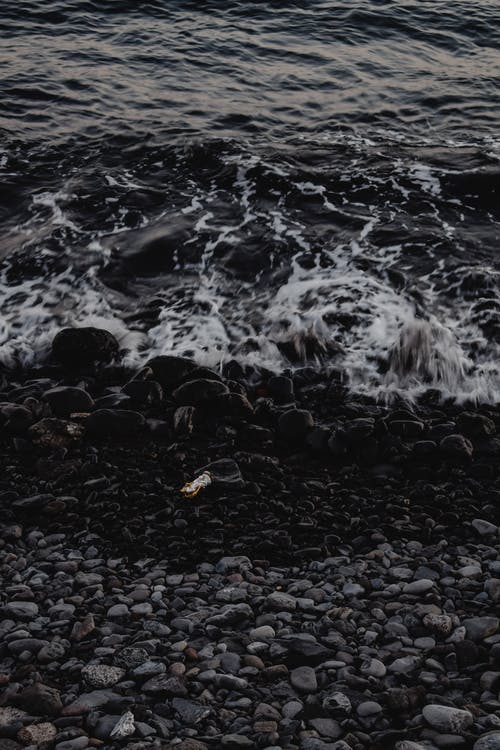水浪击中岩石 · 免费素材图片
