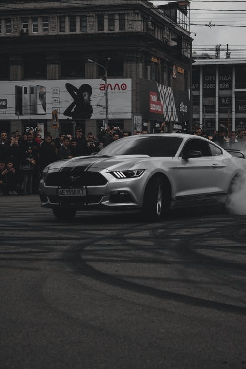 有关垂直拍摄, 抽煙, 沥青路面的免费素材图片