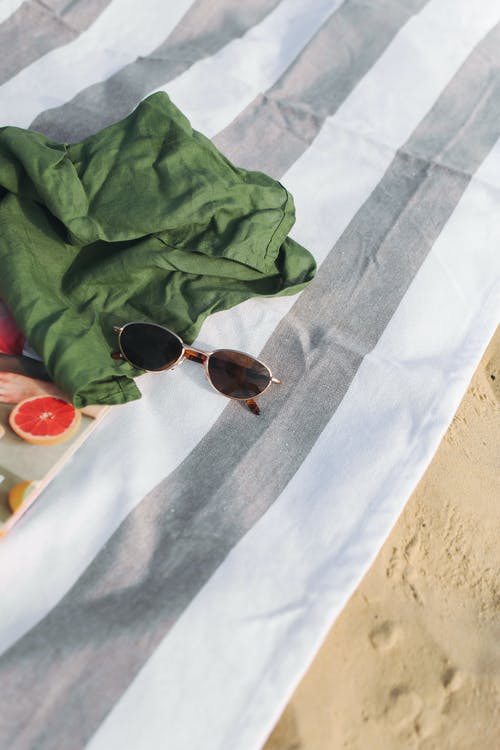 有关墨鏡, 夏天, 沙滩巾的免费素材图片
