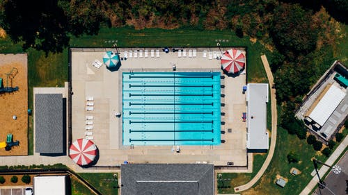 游泳池航拍 · 免费素材图片