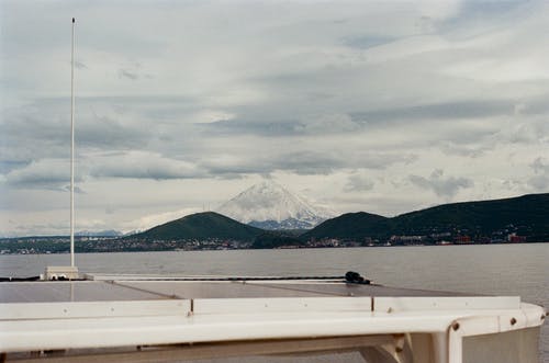 有关多雲的天空, 山, 海的免费素材图片