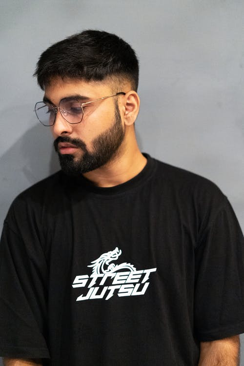 有关人, 垂直拍摄, 室內的免费素材图片